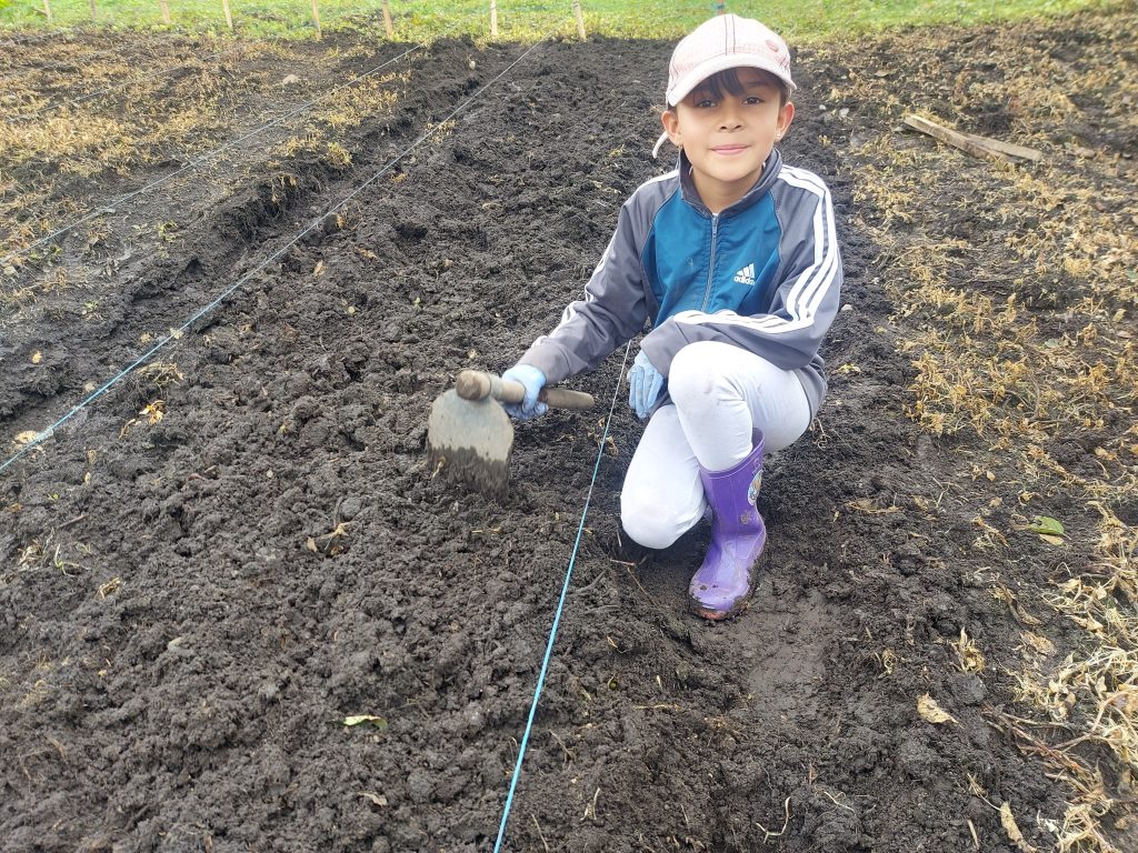 La próxima generación de Bravío Farms cuidando nuestras raíces.